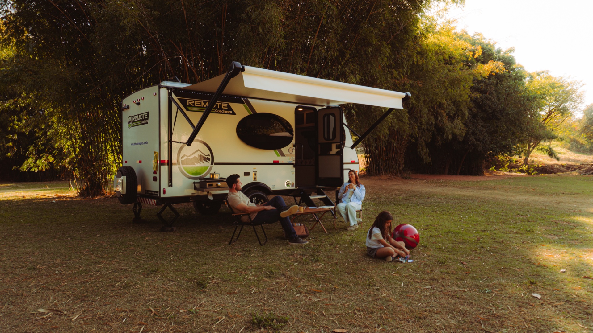 Motorhome ao pôr do sol