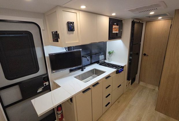 Trailer-Importado-Winnebago-2100bh-0km-01 Trailer-Importado-Winnebago-2100bh-0km-01